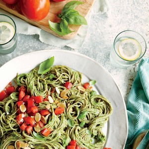 Spaghetti with spinach-avocado sauce