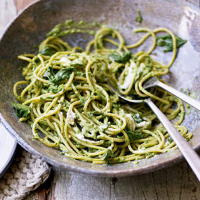 Spaghetti with spinach pesto and ricotta