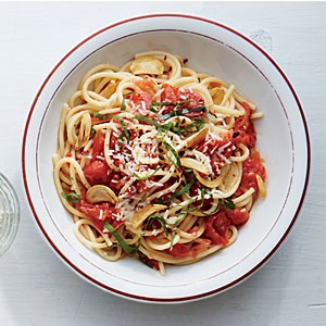 Spaghetti with toasty garlic tomato sauce