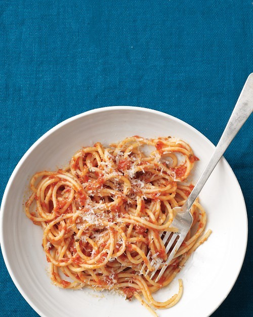 Spaghetti with tomato-anchovy sauce
