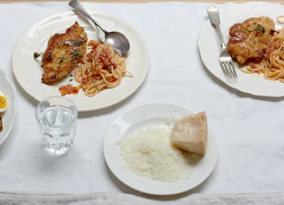 Spaghetti with tomato and fried chicken