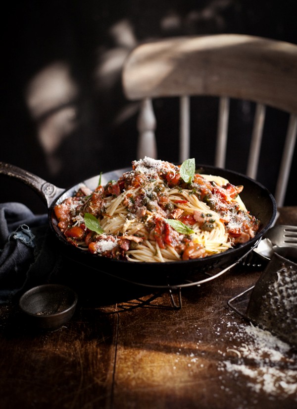 Spaghetti with tomato, bacon, mint and capers