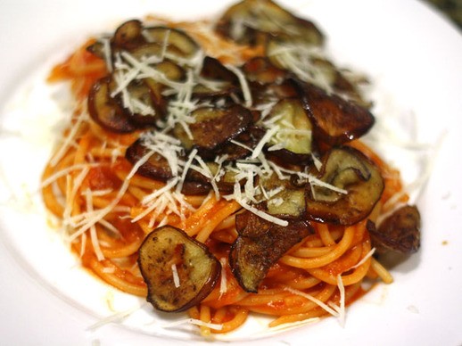 Spaghetti with tomato sauce and pan-fried eggplant