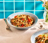 Spaghetti with tomatoes & walnuts