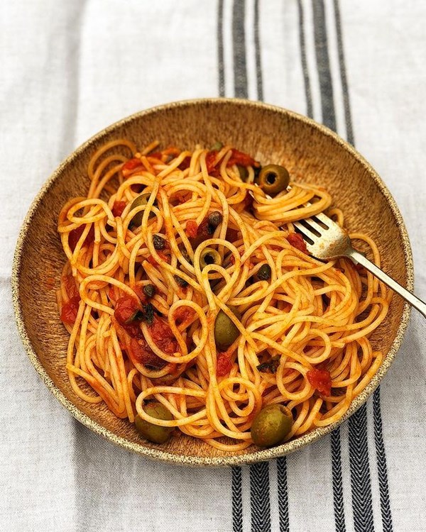 Spaghetti with tomatoes, anchovies and olives (Spaghetti alla Pugliese)
