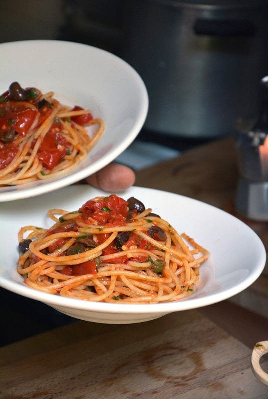 Spaghetti with tomatoes, anchovies, capers and olives (Spaghetti alla puttanesca)