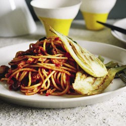 Spaghetti with tuna, olives and fried fennel