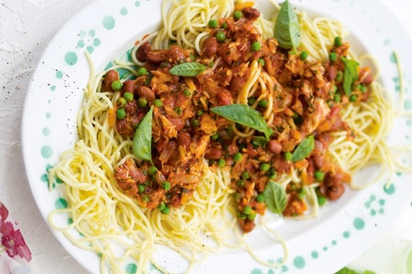 Spaghetti with tuna, peas and borlotti beans