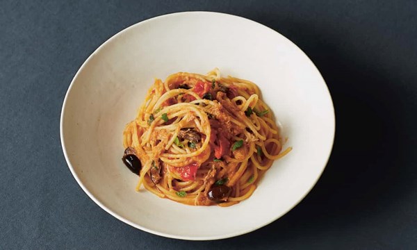 Spaghetti with tuna, tomato and olives