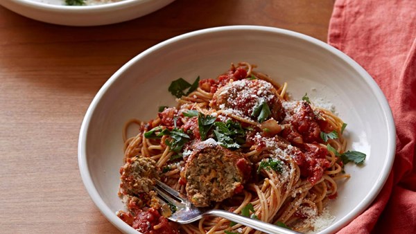 Spaghetti with turkey meatballs in spicy tomato sauce