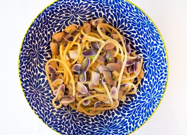 Spaghetti with wedge clams (Spaghetti alla telline)