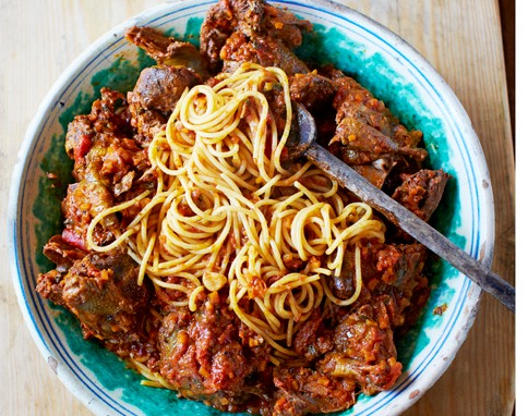 Spaghetti with wood pigeon ragù (Spaghetti con ragù di colombacci)