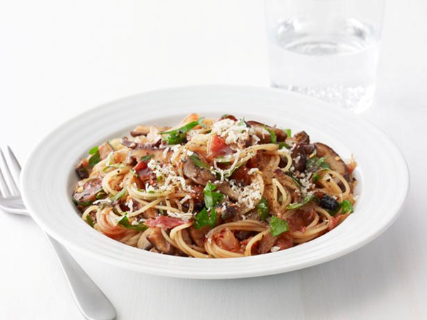 Spaghettini with bacon, mushrooms and herbs
