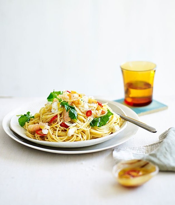 Spaghettini with crab, chilli and rocket