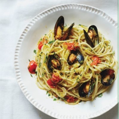 Spaghettini with mussels, cherry tomatoes & white wine (Spaghettini alle cozze, pomodorini e vino bianco)