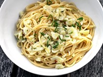 Spaghettini with oil and garlic