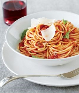 Spaghettini with tomato-basil sauce