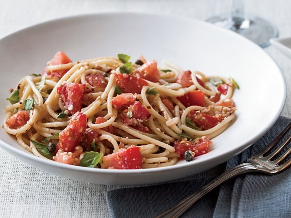 Spaghettini with tomatoes, anchovies and almonds