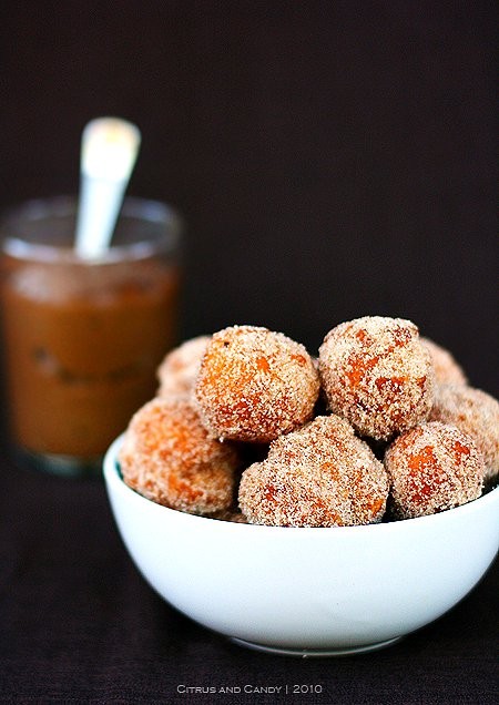 Spanish donuts with spiced chocolate (Chocolate con rosquillas)