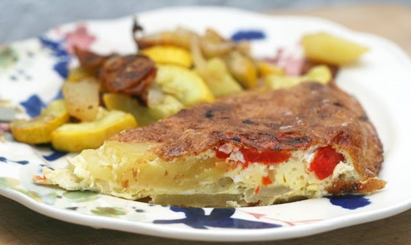 Spanish omelette with potatoes and peppers (Tortilla de patatas con pimientos)