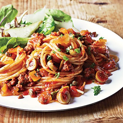 Spanish spaghetti with olives