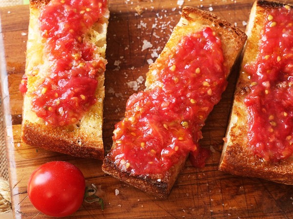 Spanish-style grilled bread with tomato (Pan con tomate)