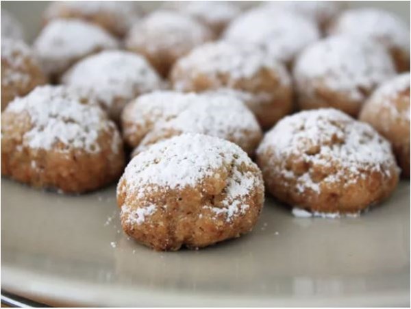 Spanish-style lard cookies (Polvorones)