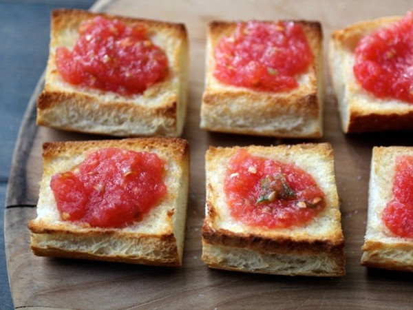 Spanish-style toast with tomato (Pan con tomate)