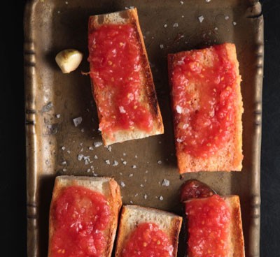 Spanish-style toast with tomato