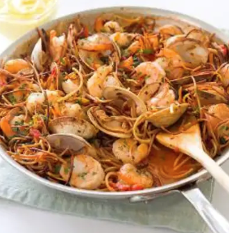 Spanish-style toasted pasta with shrimp and clams