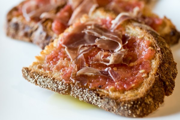 Spanish toast with tomato (Pan con tomate)