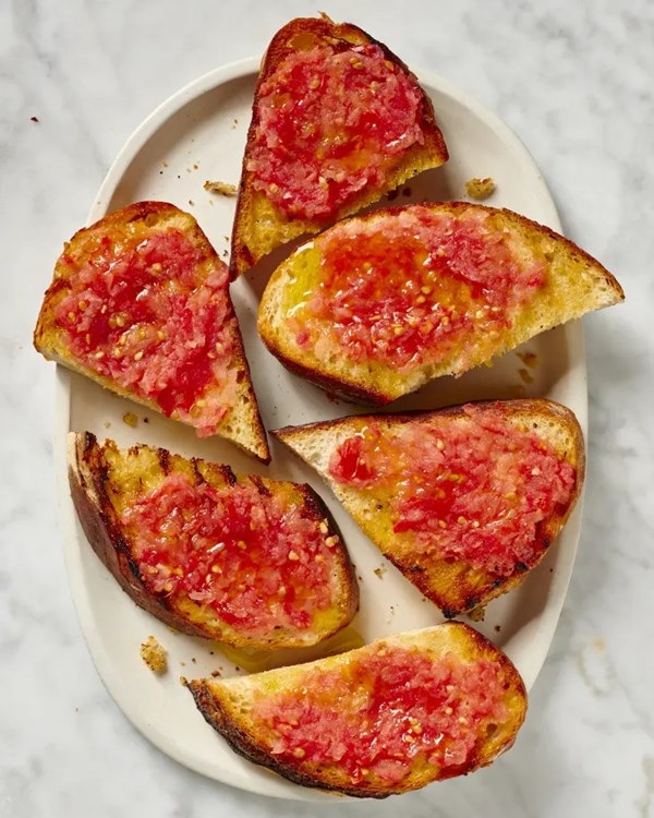 Spanish tomato bread (Pan con tomate)