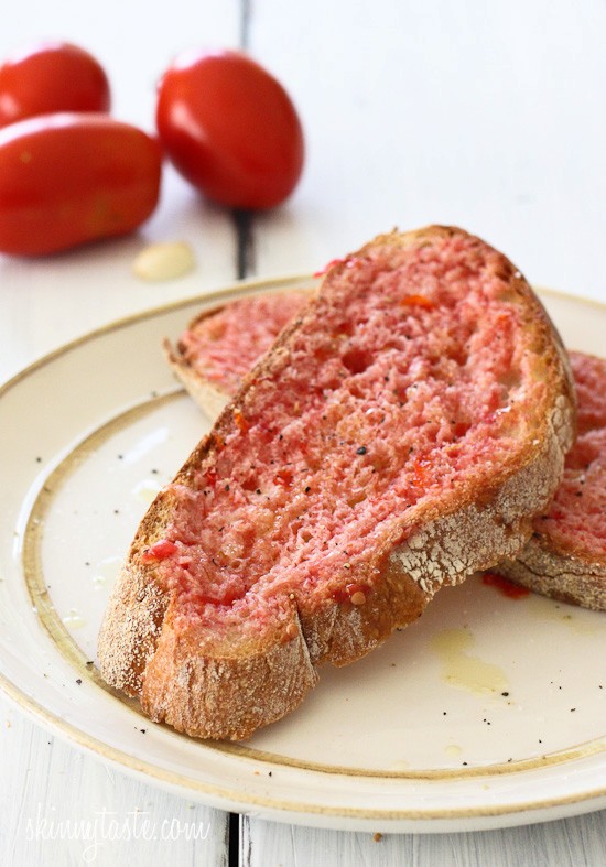 Spanish tomato bread (Pan con tomate)
