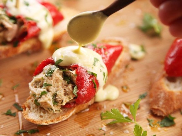 Spanish tuna-stuffed piquillo peppers (Pimientos del piquillo rellenos de atún)