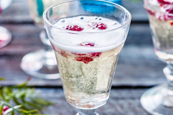 Sparkling elderflower & raspberry cocktail