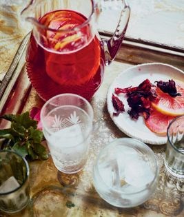 Sparkling hibiscus tea with lemon slices (Karkadi)