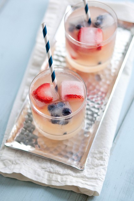Sparkling lemonade with fresh berry ice