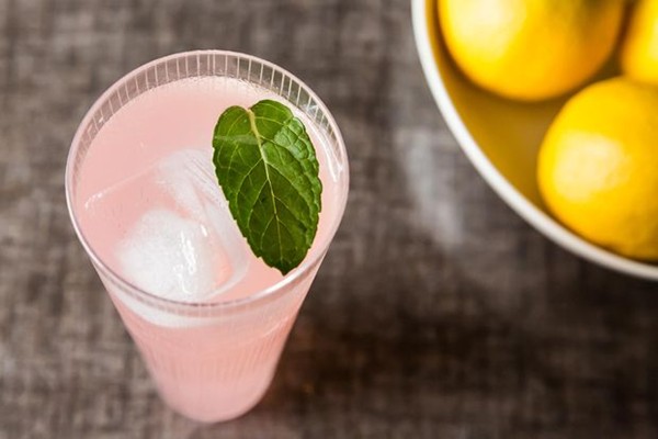 Sparkling rhubarb lemonade