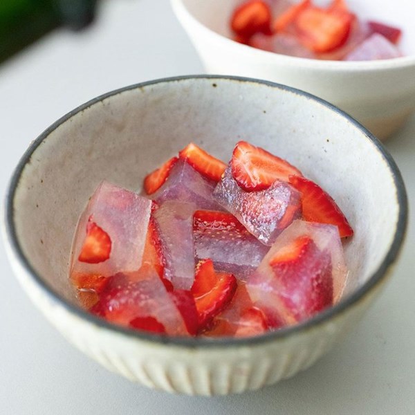Sparkling strawberry agar-agar