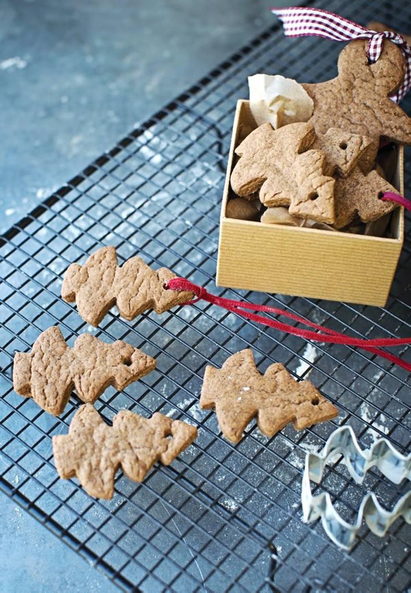 Speculoos biscuit tree decorations