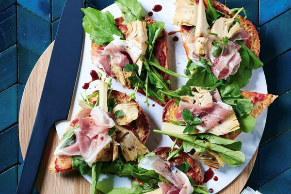 Speedy pizza with artichoke, prosciutto and rocket