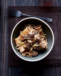 Spelt rigatoni with chicken livers, leeks and sage