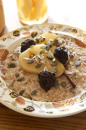 Spelt, rye and cinnamon porridge with pear and prune compote