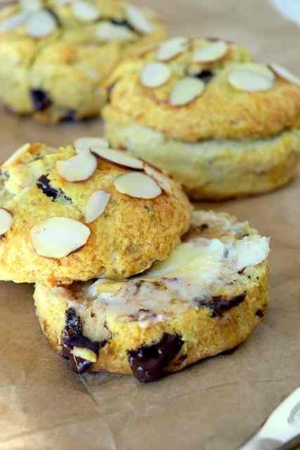 Spelt scones with honey, almonds and chocolate