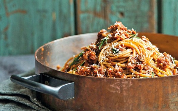 Spelt spaghetti with sausage sauce (Spaghetti di farro con luganega)