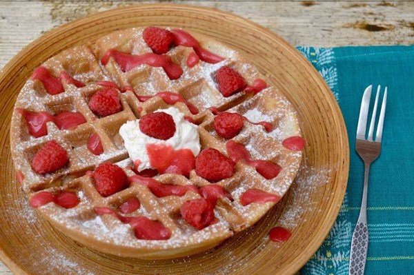 Spelt waffles with rose raspberry sauce