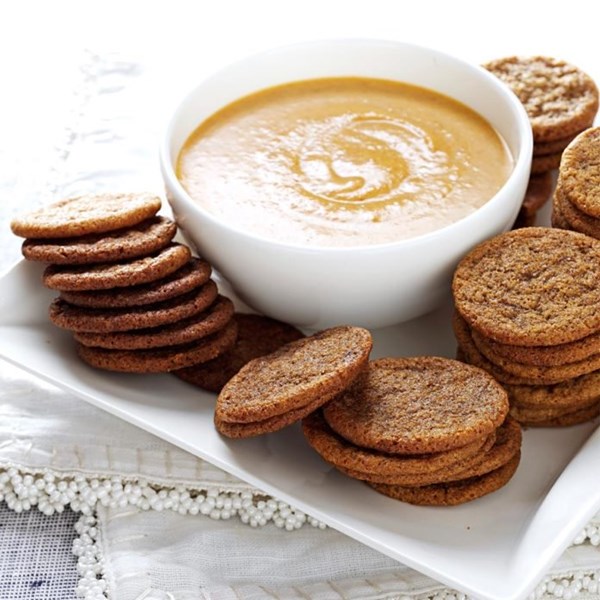 Spice cookies with pumpkin dip
