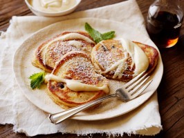 Spice raisin pancakes with rum raisin-cream cheese glaze