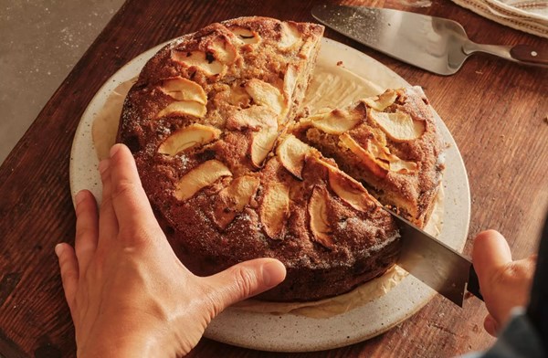 Spiced apple & pecan cake