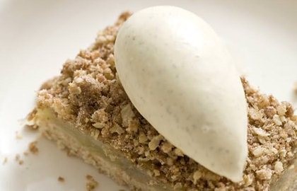 Spiced apple crumble slice